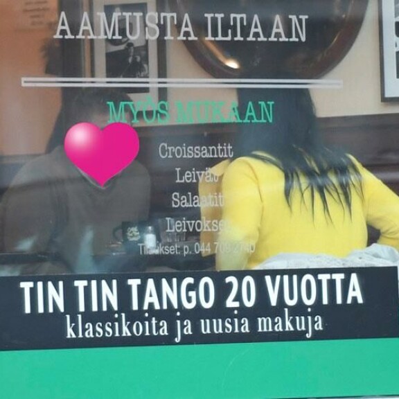 Mies antoi Kaijalle keltaisia lautasliinoja, jotka tämä asetteli rinnuksilleen! Mies antoi Kaijalle keltaisia lautasliinoja, jotka tämä asetteli rinnuksilleen!