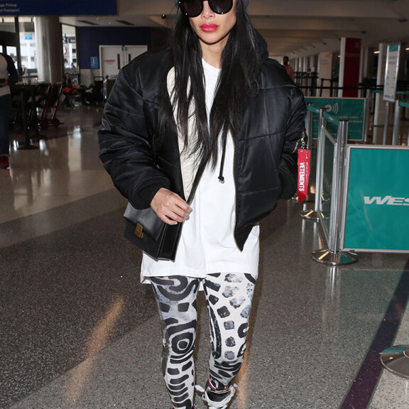 Seksivideokohusta toipuva Pussycat-Nicole löysi uuden miehen - katso kuvat pitkästä ja urheilullisesta komistuksesta! Nicole lentokentällä