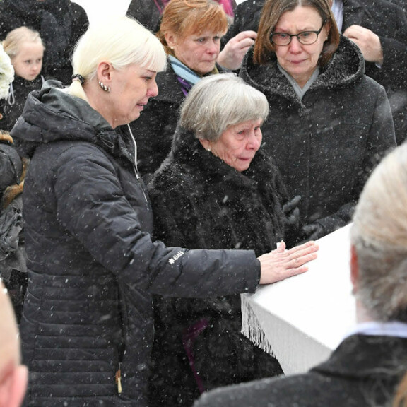 Viimeinen kosketus. Sekä Pia että Vieno laskivat kumpikin hellästi kämmenensä Matin arkun päälle. Sen jälkeen mäkihyppylegenda lähti viimeiselle matkalleen. Viimeinen kosketus. Sekä Pia että Vieno laskivat kumpikin hellästi kämmenensä Matin arkun päälle. Sen jälkeen mäkihyppylegenda lähti viimeiselle matkalleen.