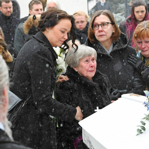 Matin Eveliina-tytär tuki siunaustilaisuuden jälkeen itkevää isoäitiään Vienoa. Matin Eveliina-tytär tuki siunaustilaisuuden jälkeen itkevää isoäitiään Vienoa.
