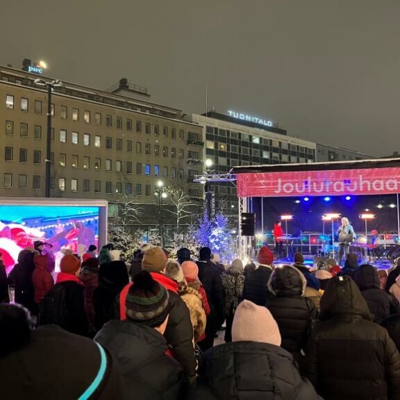 Pepen laulantaa oli saapunut seuraamaan varsin runsaslukuinen yleisö Lahden joulutorille. Pepen laulantaa oli saapunut seuraamaan varsin runsaslukuinen yleisö Lahden joulutorille.