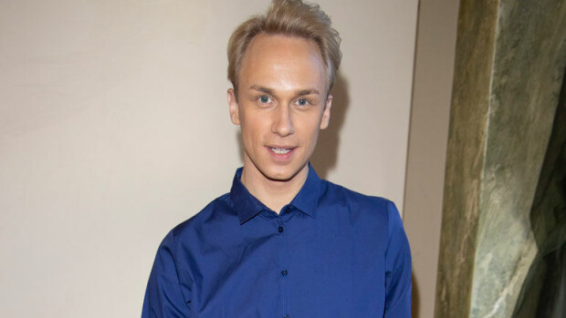 Näyttelijä Christoffer Strandberg asuu rivitalokolmiossa miehensä kanssa – kuva! Christoffer Strandberg asuu Siuntiossa.