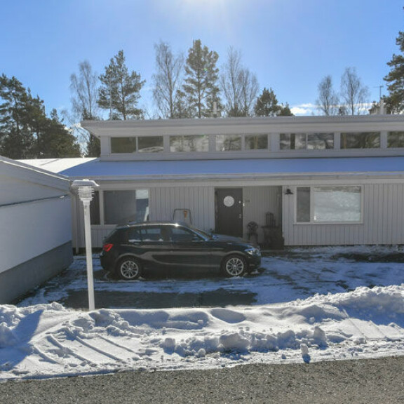 Näyttelijä Christoffer Strandberg asuu rivitalokolmiossa miehensä kanssa – kuva! Christoffer Strandbergin talo.