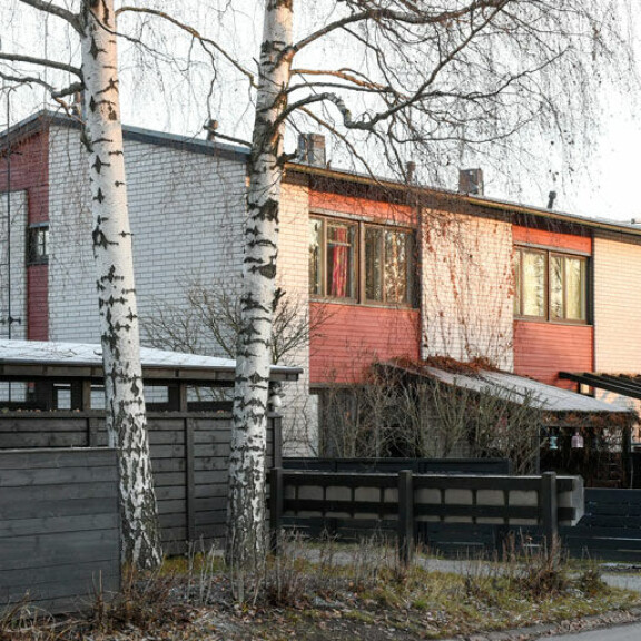 Jenni Kokander tienaa suosikkihahmoillaan: Putouksen tulokuningatar asuu energiatehokkaassa rivitalossa – kuva! Jenni Kokanderin kotitalo.