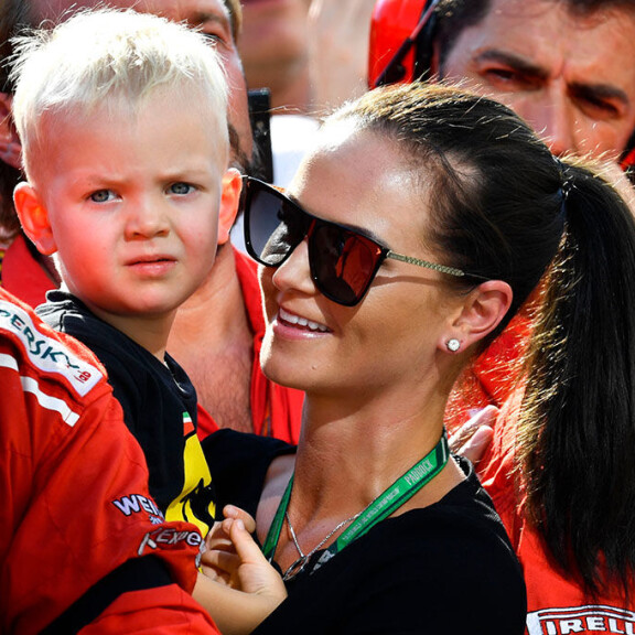 Podcast - F1-kuski Kimi Räikkönen avautuu lapsistaan ja perhe-elämästä kiireen keskellä: ”Niissä tilanteissa tunnen aika paljon syyllisyyttä” minttu ja robin räikkönen