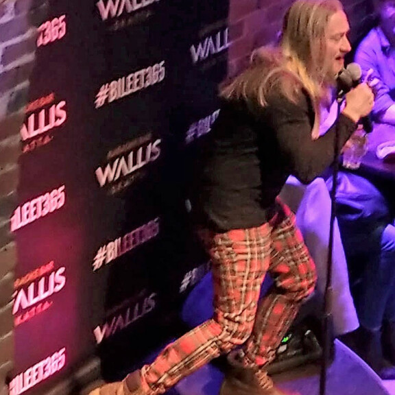 Bilekansa loksautti leuat! Duudsonien Jarppi Leppälä tulkitsi Pelle Miljoonaa karaokessa – kuva! Jarppi Leppälä tulkitsi Pelle Miljoonaa.