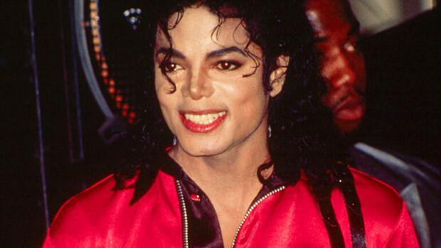 TMZ: Michael Jackson liikkui naamioituneena pikkupojan kanssa ostoksilla vuonna 1989 - kyseessä väitetty hyväksikäytön uhri Michael Jackson vuonna 1989.