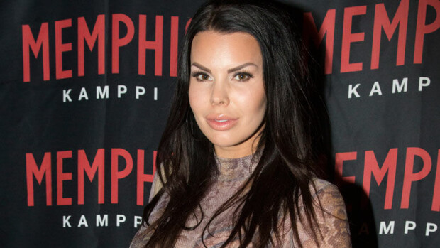 Juomat rinnuksille! Povipommi Suvi Pitkänen nukahti baariin – paljonkertova kuva! Suvi Pitkänen nukahti baariin.