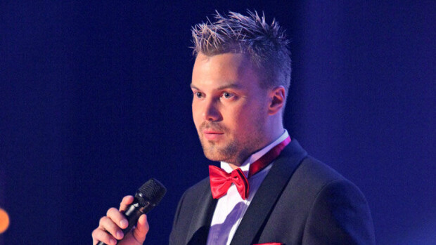 Kotonaan sänkyyn hakattu Clara Blomqvist teki laulaja Heikki Koskelosta rikosilmoituksen: etäsuhteessa elävä pariskunta edusti kuitenkin yhdessä – kuva! Heikki Koskelo edusti Clara-rakkaansa kanssa.