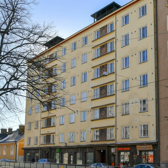 Helmi-Leena asuu pikkuyksiössä. Helmi-Leena asuu pikkuyksiössä.