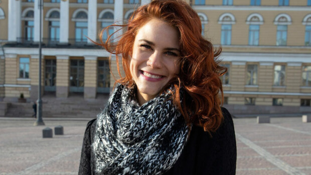 Oho! Kauniit ja rohkeat -tähti pussaili Helsingin keskustassa – kuva Seiskassa! Courtney Hope kävi Suomessa rakkaansa kanssa.