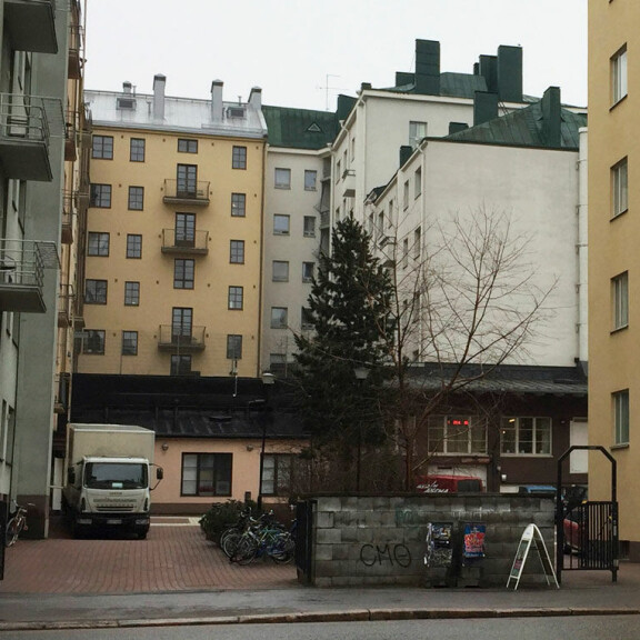 Roopen koti sijäitsee Helmi-Leenan asunnon lähellä. Roopen koti sijäitsee Helmi-Leenan asunnon lähellä.