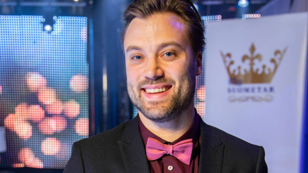 Urheilutoimittaja Iiro Harjula teki uuden aluevaltauksen – ”Tie auki Hollywoodiin?!” Iiro Harjula nähdään Maanantai-sarjassa.
