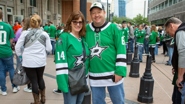 19-vuotias suomalaisnuorukainen pisti Texasin polvilleen – amerikkalaiset hehkuttavat estoitta: ”Aivan uskomattoman sairas jätkä” Dallas Starsin faneja.
