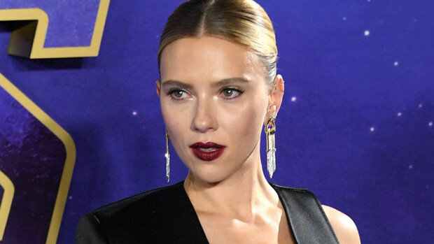 Scarlett Johansson hurmasi Avengers-tapahtumassa: rohkea kaula-aukko keräsi katseita – kuvat! Scarlett Johansson