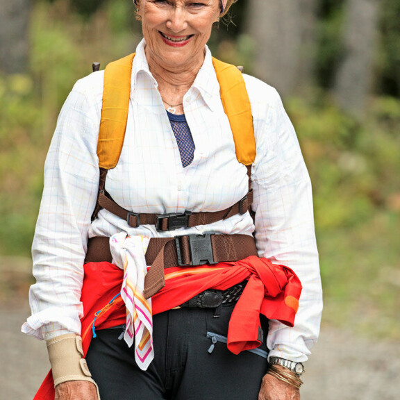Norjan kuningatar Sonja ei törsää – sama reppu 30 vuotta! Kuningatar Sonja ja reppu.