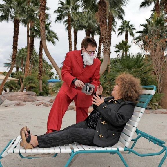 Las Vegasin -reissulla 15 joulua sitten pukkinaamarinen Janne lahjoi Anitaa tyyriillä rannekellolla palmujen katveessa. Las Vegasin -reissulla 15 joulua sitten pukkinaamarinen Janne lahjoi Anitaa tyyriillä rannekellolla palmujen katveessa.