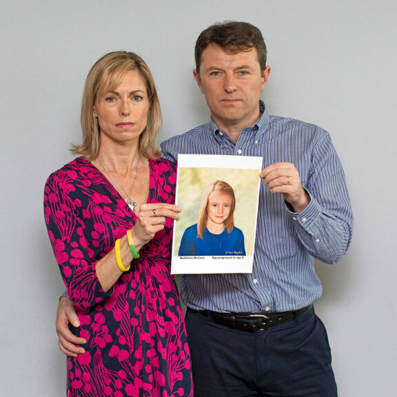 Vanhemmat Kate ja Gerry McCann esittelivät vuonna 2012 tietokoneella tehtyä kuvaa, miltä Maddy mahdollisesti näyttäisi 9-vuotiaana. Vanhemmat Kate ja Gerry McCann esittelivät vuonna 2012 tietokoneella tehtyä kuvaa, miltä Maddy mahdollisesti näyttäisi 9-vuotiaana.