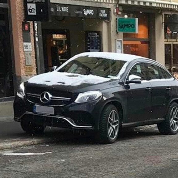 Kohukaunotar Martina Aitolehti törkyparkkeerasi öky-Mersunsa – kuva! Martina Aitolehti parkkeerasi törkeästi.