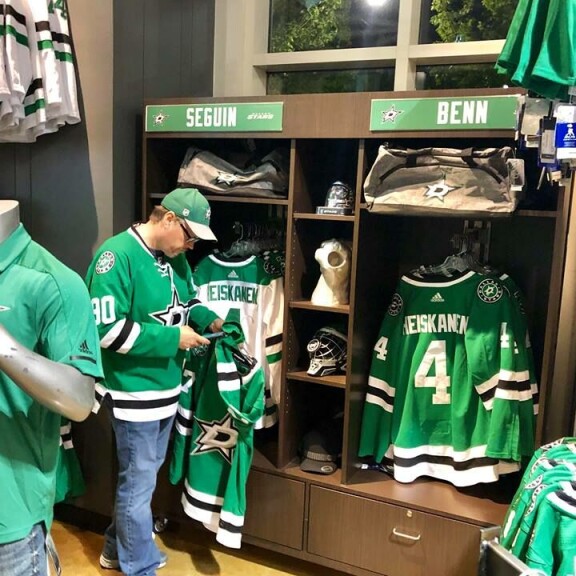 Miro Heiskasen myytävät pelipaidat ovat kunniapaikalla Dallas Starsin fanikaupassa American Airlines Centerissä. Miro Heiskasen myytävät pelipaidat ovat kunniapaikalla Dallas Starsin fanikaupassa.