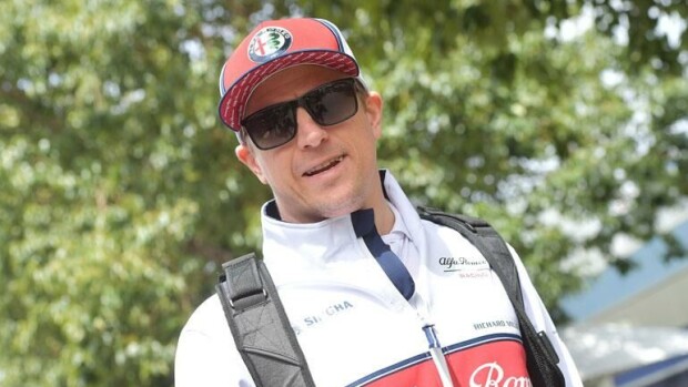 Hupsista! Kimi Räikkönen toikkaroi Kiinassa: lasi säpäleiksi, ei huomaa mitään - video leviää somessa! kimi räikkönen