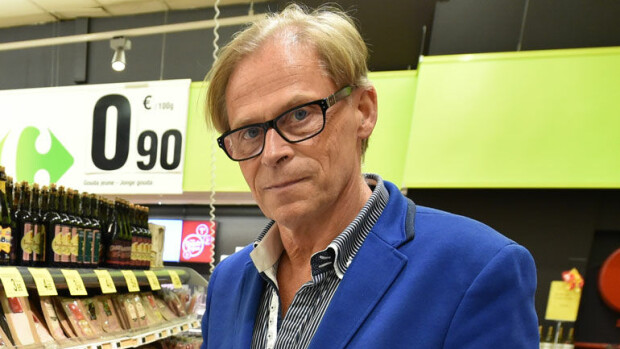 Huonekalukeisari Toivo Sukari kaahasi öky-Mersullaan – kortti hyllylle! Toivo Sukari hurjasteli korttinsa hyllylle.