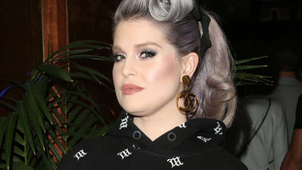 Romanssi? Kelly Osbourne ja komea rokkikolli bongattu West Hollywoodissa - mysteerimies on kaulaan asti tatuoitu! Kelly Osbourne bongattiin komean rokkarin kanssa West Hollywoodissa.