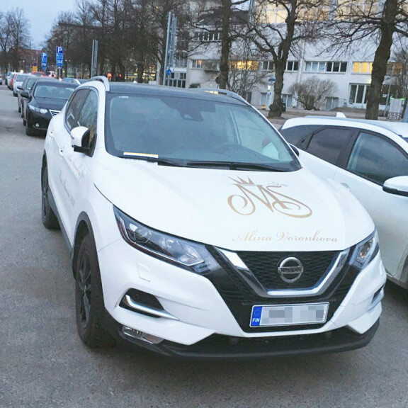 Sakko napsahti! Miss Suomi Alina Voronkova törttöili parkkipaikalla – kuva! Alina Voronkovan missiauto.