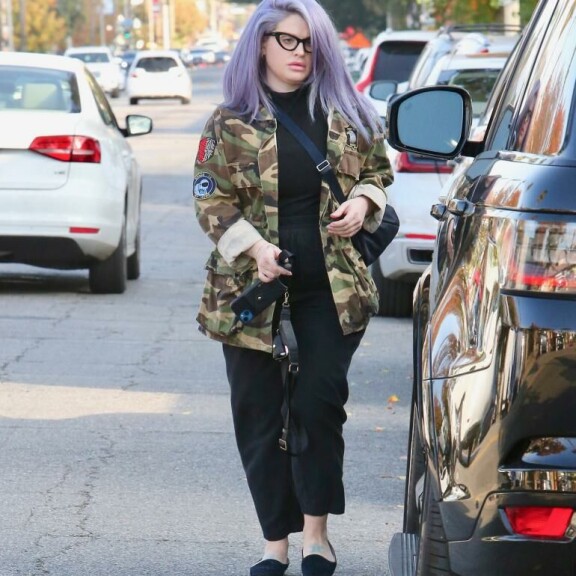 Kelly bongattiin ensimmäistä kertaa synnytyksen jälkeen shoppailemassa Sherman Oaksissa marraskuun lopussa. Kelly Osbourne