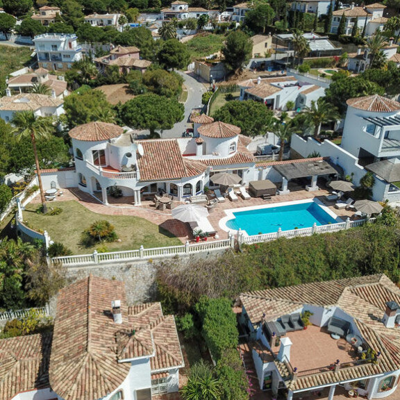 Huvila sijaitsee paraatipaikalla Buena Vistan tarkoin vartioidulla asuinalueella. Huvila sijaitsee paraatipaikalla Buena Vistan tarkoin vartioidulla asuinalueella.