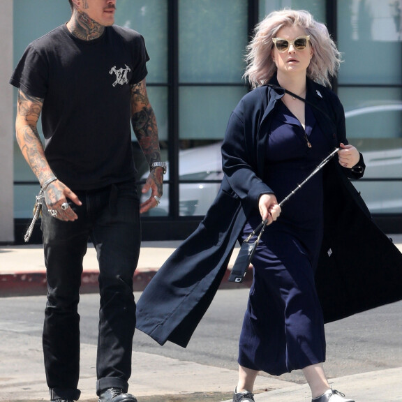Romanssi? Kelly Osbourne ja komea rokkikolli bongattu West Hollywoodissa - mysteerimies on kaulaan asti tatuoitu! Kelly Osbourne ja mysteerimies