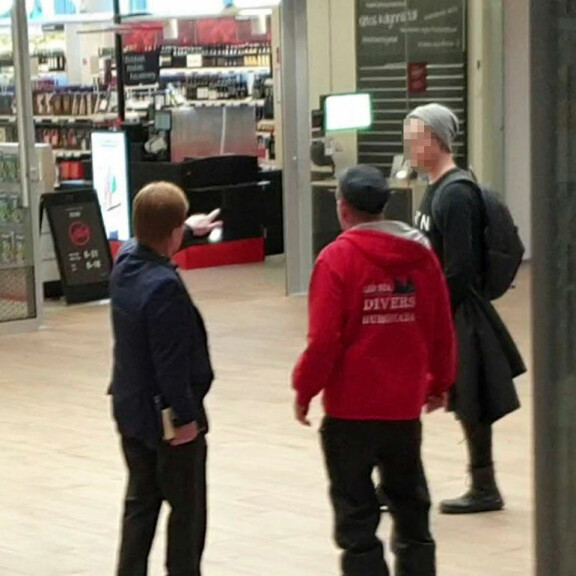 Kansanedustaja hädässä! Mauri Pekkarinen sai apua Alkon edestä – kuva! Mauri Pekkarinen sai apua Alkon edestä.