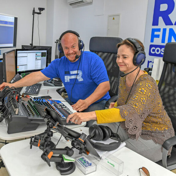 Henkka ja Raija juontavat yhdessä Radio Finlandian lähetyksiä Fuengirolasta. – Radio on uudistuksen jälkeen tukevasti jaloillaan, ja tulevaisuus näyttää hyvältä, he sanovat. Henkka ja Raija juontavat yhdessä Radio Finlandian lähetyksiä Fuengirolasta. – Radio on uudistuksen jälkeen tukevasti jaloillaan, ja tulevaisuus näyttää hyvältä, he sanovat.