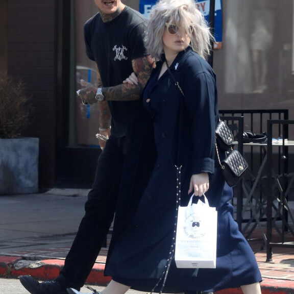 Romanssi? Kelly Osbourne ja komea rokkikolli bongattu West Hollywoodissa - mysteerimies on kaulaan asti tatuoitu! Kelly Osbourne ja mysteerimies