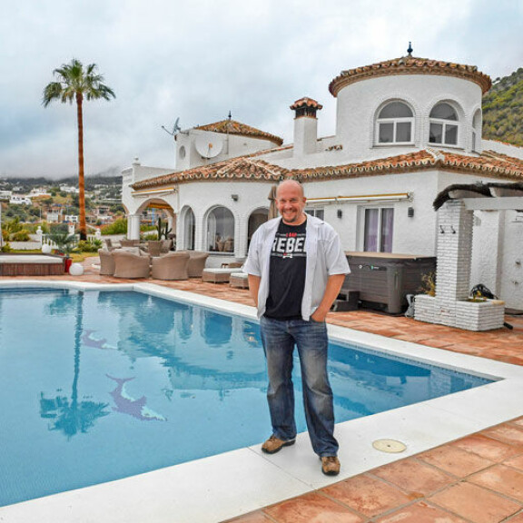 Espanjaan muutto on tehnyt terää. – Mieliala on heti aamusta hyvä, kun aurinko nousee. Täällä on keskimäärin 300 aurinkoista päivää vuodessa, Henkka kertoo. Espanjaan muutto on tehnyt terää. – Mieliala on heti aamusta hyvä, kun aurinko nousee. Täällä on keskimäärin 300 aurinkoista päivää vuodessa, Henkka kertoo.