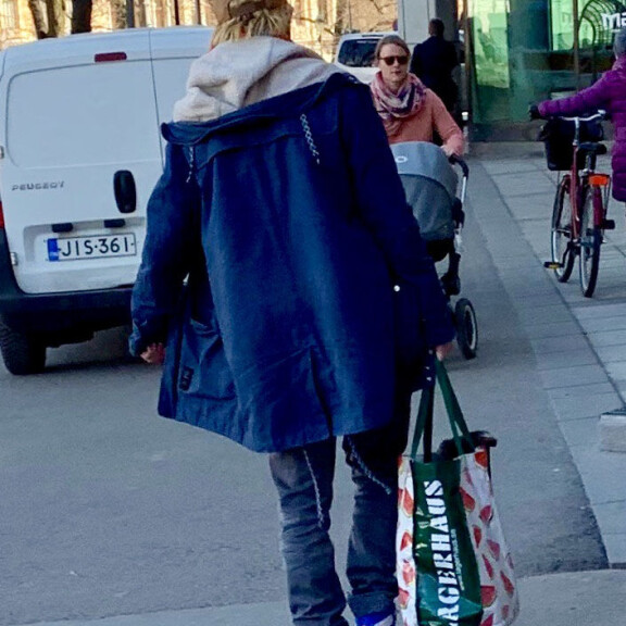 Kalapuikkoviiksiin tykästynyt suosikkinäyttelijä Aku Hirviniemi raahasi kasseja Helsingissä - kuvat! Aku Hirviniemi
