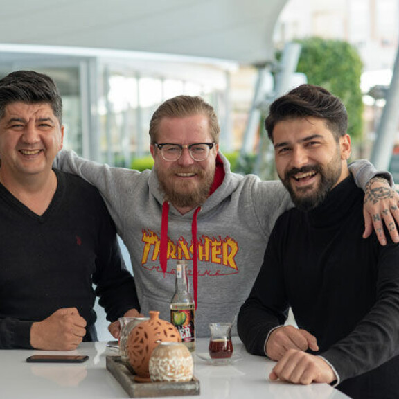 Ali Alatas (vas.) omistaa ravintolan Wallu Valpion asuttamassa Emerald Parkin lomakompleksissa. Akin Bostan (oik.) puolestaan työskentelee ravintolassa baarimikkona. Molemmat ovat tulleet erittäin tutuiksi Wallulle Turkissa vietettyjen vuosien aikana. Wallu Valpio Turkissa