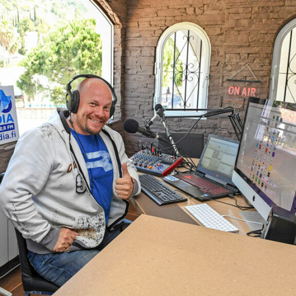 Henkka voi juontaa Radio Finlandian ohjelmia myös kotonaan, sillä hänellä on keittiössä oma livestudio! Henkka voi juontaa Radio Finlandian ohjelmia myös kotonaan, sillä hänellä on keittiössä oma livestudio!