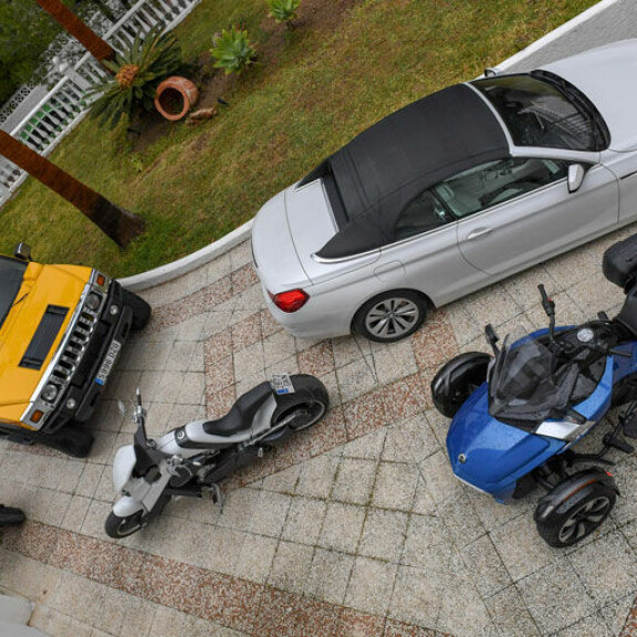 Henkka omistaa useita menopelejä. Kuvassa autot Hummer H2 ja BMW 640 sekä moottoripyörät Can-Am Spyder, Yamaha XT ja Travertson V-Rex. Henkka omistaa useita menopelejä. Kuvassa autot Hummer H2 ja BMW 640 sekä moottoripyörät Can-Am Spyder, Yamaha XT ja Travertson V-Rex.