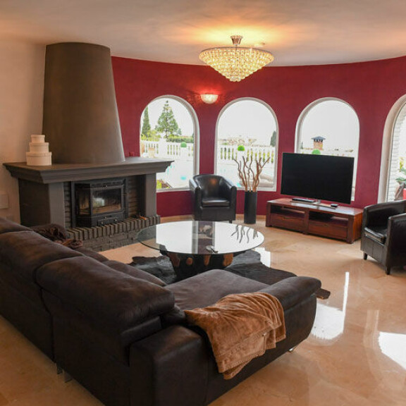 Huvilan olohuoneessa voi ihastella kaari-ikkunoiden takaa aukeavaa vuoristomaisemaa. Huvilan olohuoneessa voi ihastella kaari-ikkunoiden takaa aukeavaa vuoristomaisemaa.