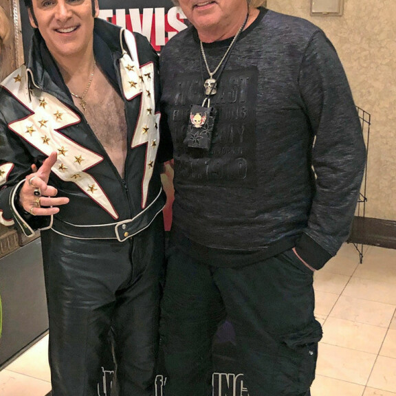 Danny varasti show’n Elvis-imitaattorilta. Hän lauloi kopion suohon ja sai amerikkalaisnaiset villiintymään. Danny varasti show’n Elvis-imitaattorilta. Hän lauloi kopion suohon ja sai amerikkalaisnaiset villiintymään.