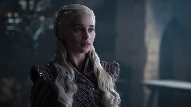 Ei sisällä juonipaljastuksia! Game of Thronesin kohtauksessa näkyy jotain aivan kummallista - lue mistä on kyse! emilia clarcke
