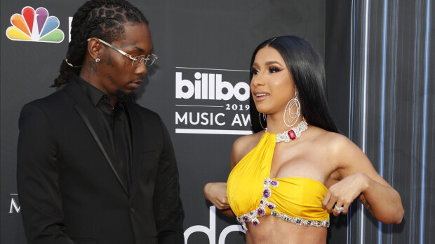 Meneekö jo liian lujaa? Cardi B vilautteli ja julkaisi härskin K-18 videon - kumppani Offset riehui fanille kaupassa! Cardi ja Offset