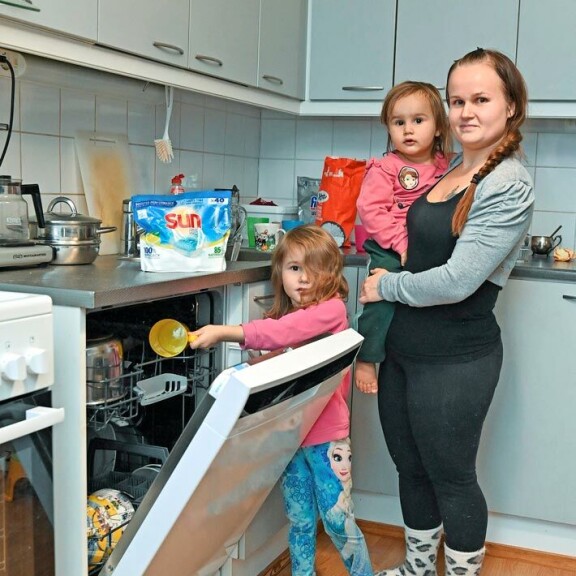 - Olen tähän asti tiskannut käsin kahdesti päivässä. Astianpesukoneelle on meillä todellakin tarvetta, Amanda kiitteli. - Olen tähän asti tiskannut käsin kahdesti päivässä. Astianpesukoneelle on meillä todellakin tarvetta, Amanda kiitteli.