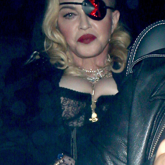 Madonna markkinoi uutta kappalettaan seksikkäässä asussa: rinnat tiukasti esillä – kuva! Madonna
