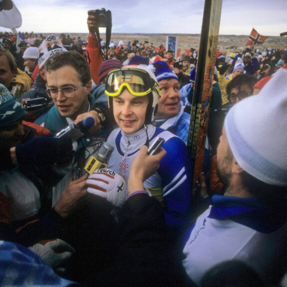 Toimittajatkin rakastivat Mattia. Tässä lauman keskellä Calgaryn talviolympialaisissa vuonna 1988. Toimittajatkin rakastivat Mattia. Tässä lauman keskellä Calgaryn talviolympialaisissa vuonna 1988.