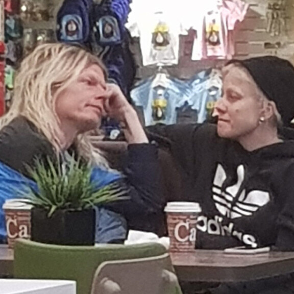 Paparazzi iski kesken kuhertelun - Jori-rakas otti laulaja Chisun tiukkaan syleilyyn kahvilassa! chisu ja jori sjöroos