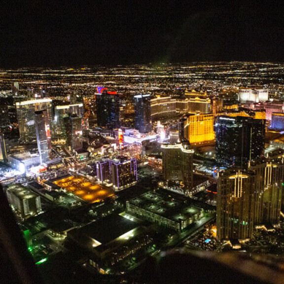 Nyt on ökyluksusta! Danny ja Erika Vikman hyppäsivät 3 miljoonan dollarin helikopteriin – öinen lento Las Vegasin yllä loksautti laulajalegendan leuat: ”Voi j***lauta miten hienoa!” Las Vegas by night. Melkoinen näky!