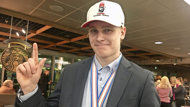 Kaapo Kakko kertoi Seiskalle olevansa sinkku: Turussa on paljon kauniita naisia! Kaapo Kakko ja alle 20-vuotiaiden mm-kisamitali
