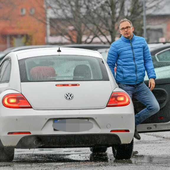 Satu kuskaili rakastaan kupla-Volkkarillaan Riihimäellä. Satu Taiveaho ja Marko Torppala